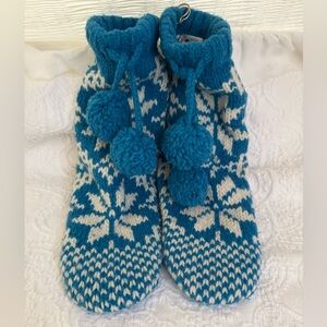 *aerie* Snowflake Pom Pom Sweater Slippers! NWOT. Size Small